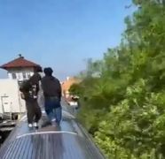 Un „joc” viral pe TikTok le-a adus sfârșitul unor adolescente de 12 și 13 ani. Ce este Subway Surfing și cum au murit cele două tinere
